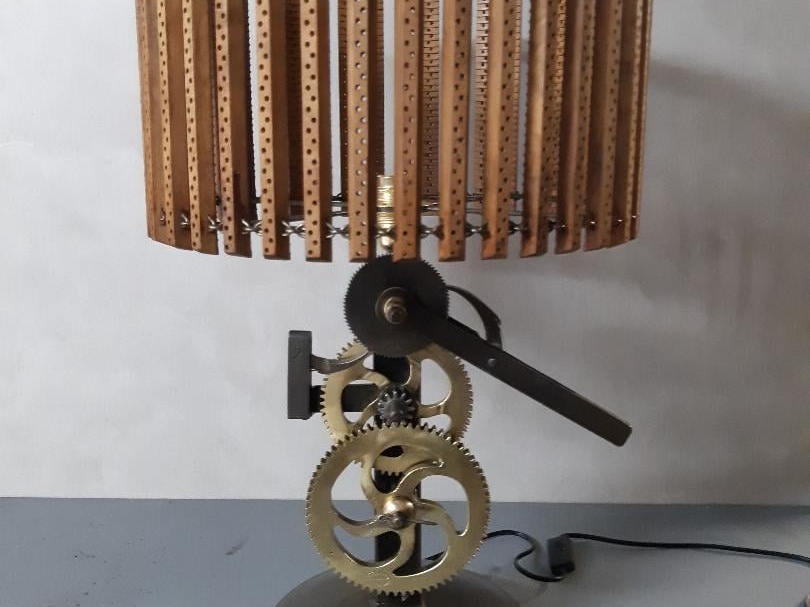 lampe fabriquée avec des pièces de métier a tisser