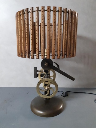 lampe fabriquée avec des pièces de métier a tisser